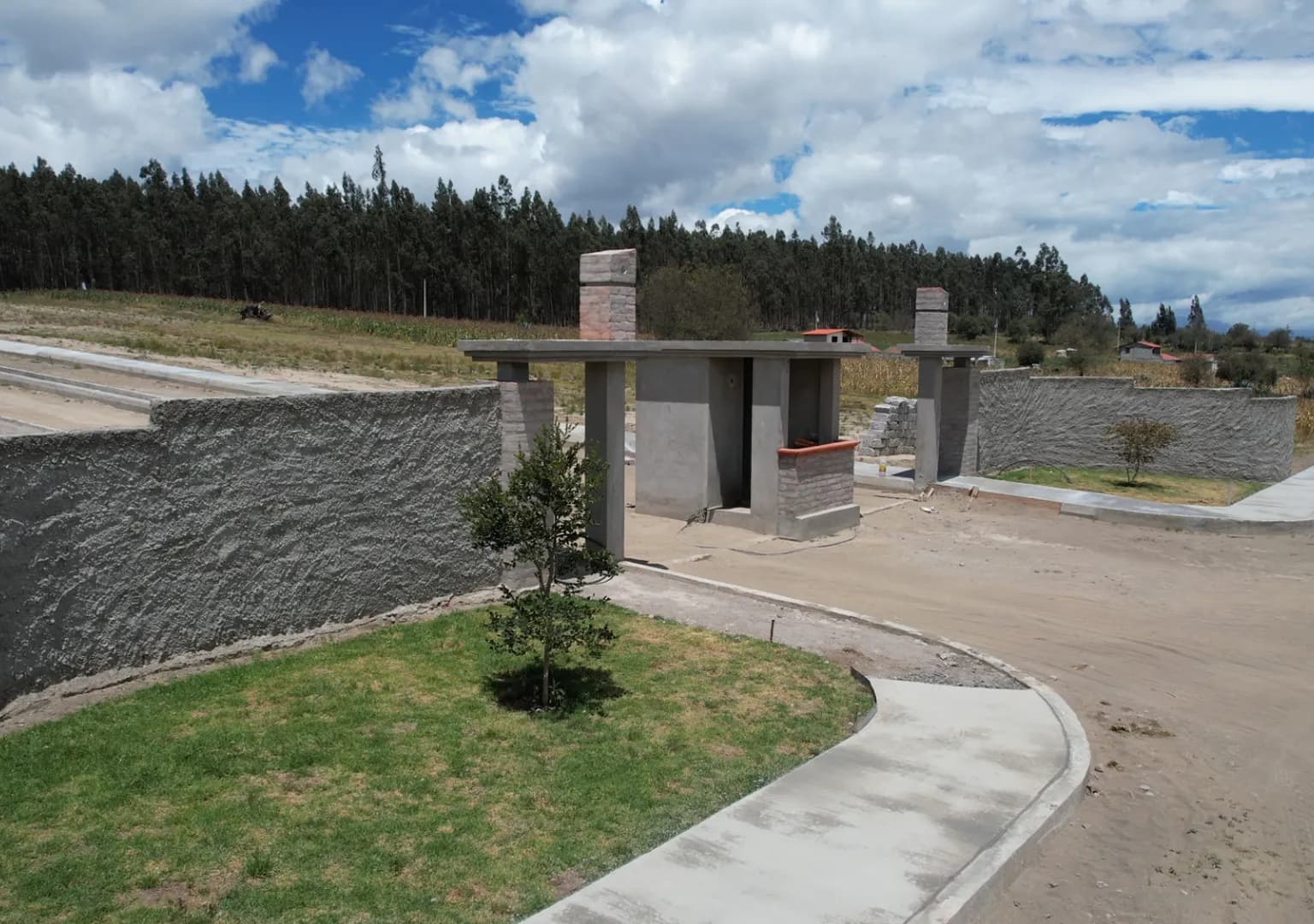 Pórtico de ingreso — obra de MAK